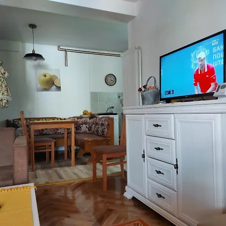 Monte Vista Apartment *